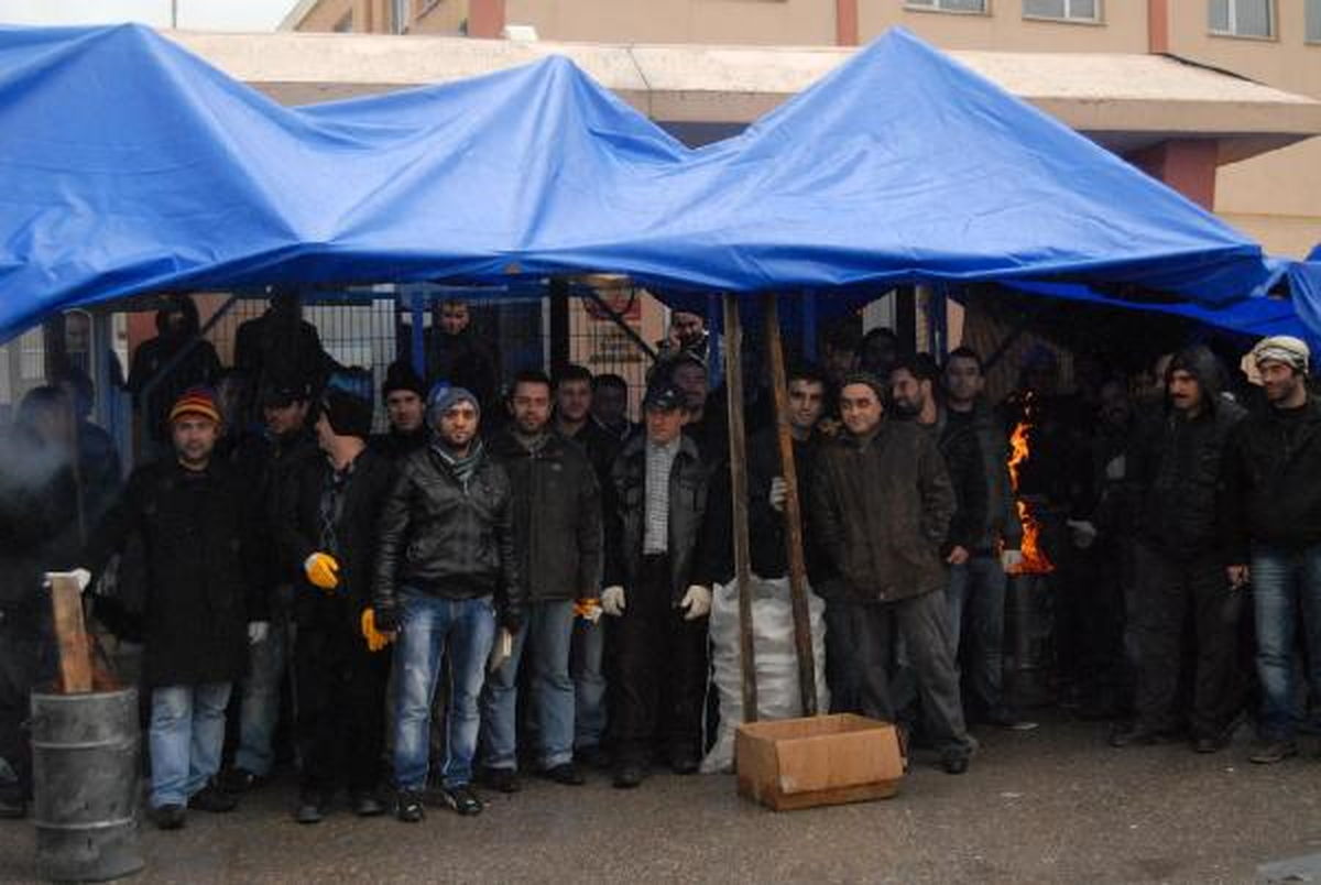 İşçiler, Boşaltılan Fabrika Önünde Çadır Kurdu