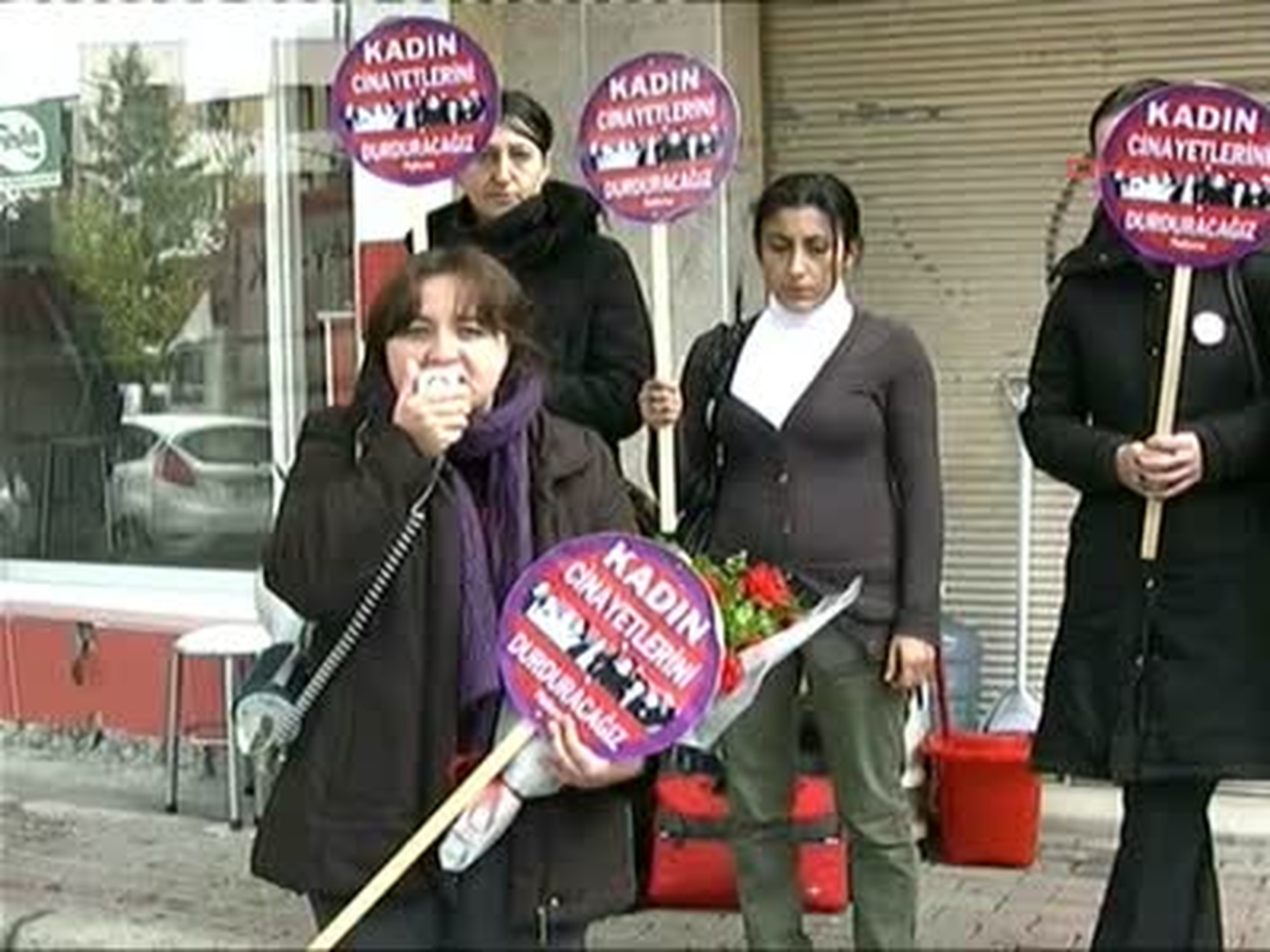 İzmir\' de Genç Kadını Öldüren Saplantılı Aşık Çıktı İzmir\'in Gültepe Semtinde, İlköğetim...