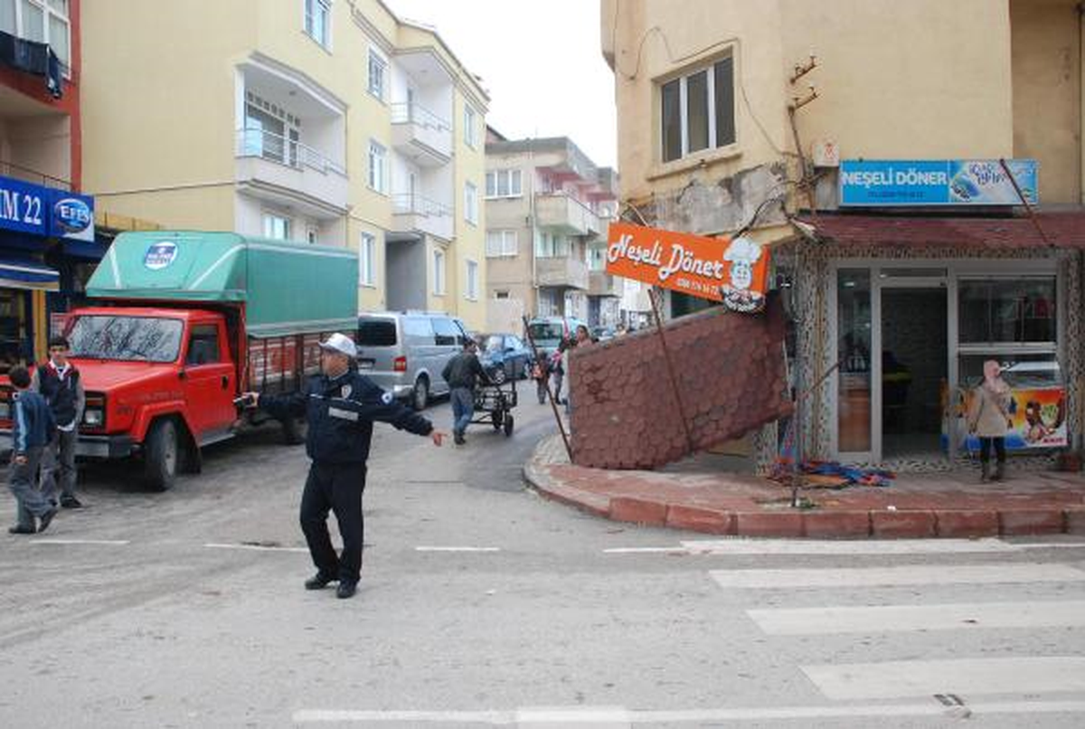 Kamyonetin Çarptığı Çatı, 8 Yaşındaki Çocuğu Yaraladı