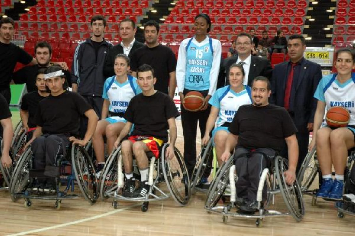Kaskisporlu Kadın Basketbolcular Engellilerle Tekerlekli Sandalye Üzerinde Maç Yaptı
