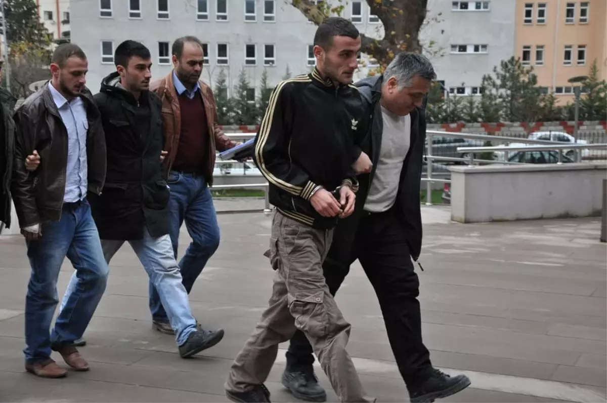 Kavga Ettikleri Genci Bıçaklayıp Kardeşininse Aracını Yakan Şahıslar Adliyede