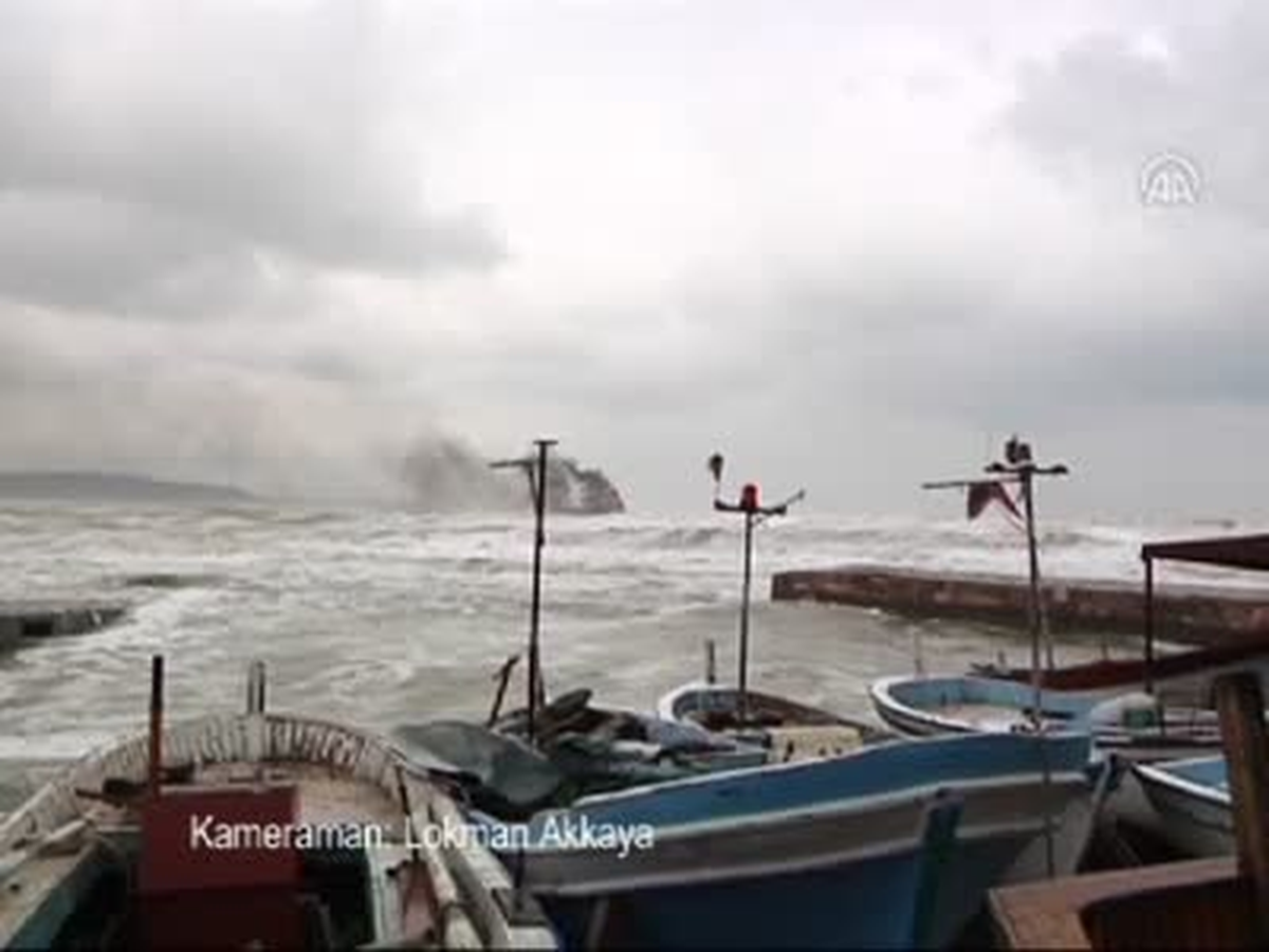 Kilyos\'ta Sürüklenen Gemi