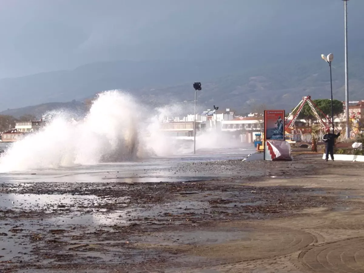 Lodos Edremit Körfezi\'ni Etkiliyor