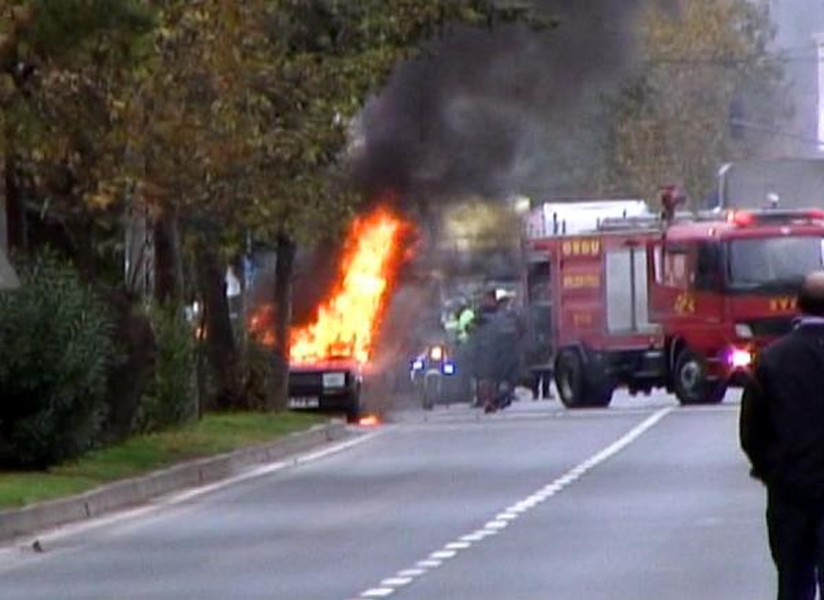 Lpg\'li Araç Alev Alev Yandı, Anne- Oğul Canını Zor Kurtardı