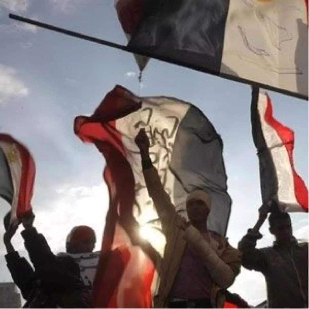 Mursi\'nin Anayasal Düzenlemelerine Tepkiler