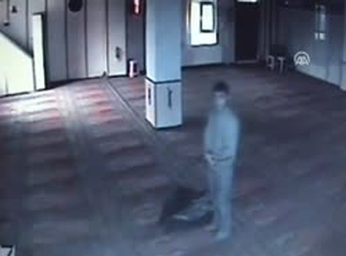 Namaz Kılarmış Gibi Yapıp Halıyı Çaldı