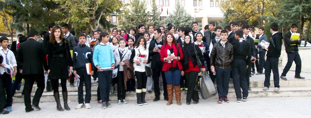 Öğrencilerden Sokak Hayvanlarına Örnek Destek