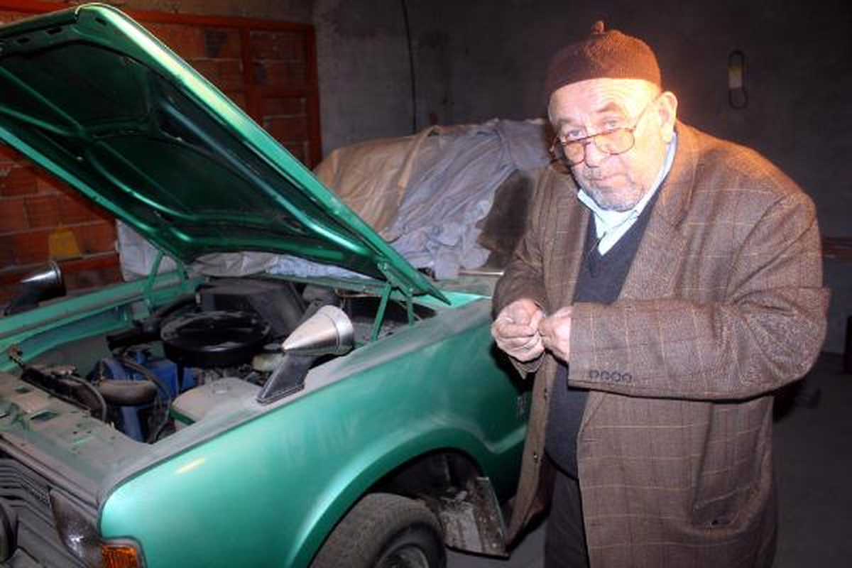 Otomobilini 33 Yıldır Odada Saklıyor