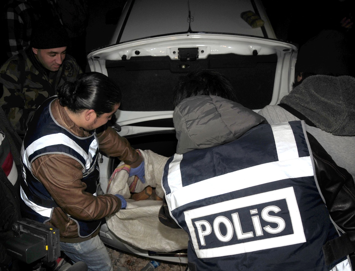 Polisten Kaçan Otomobilde 36 Kilo Eroin Çıktı (2)