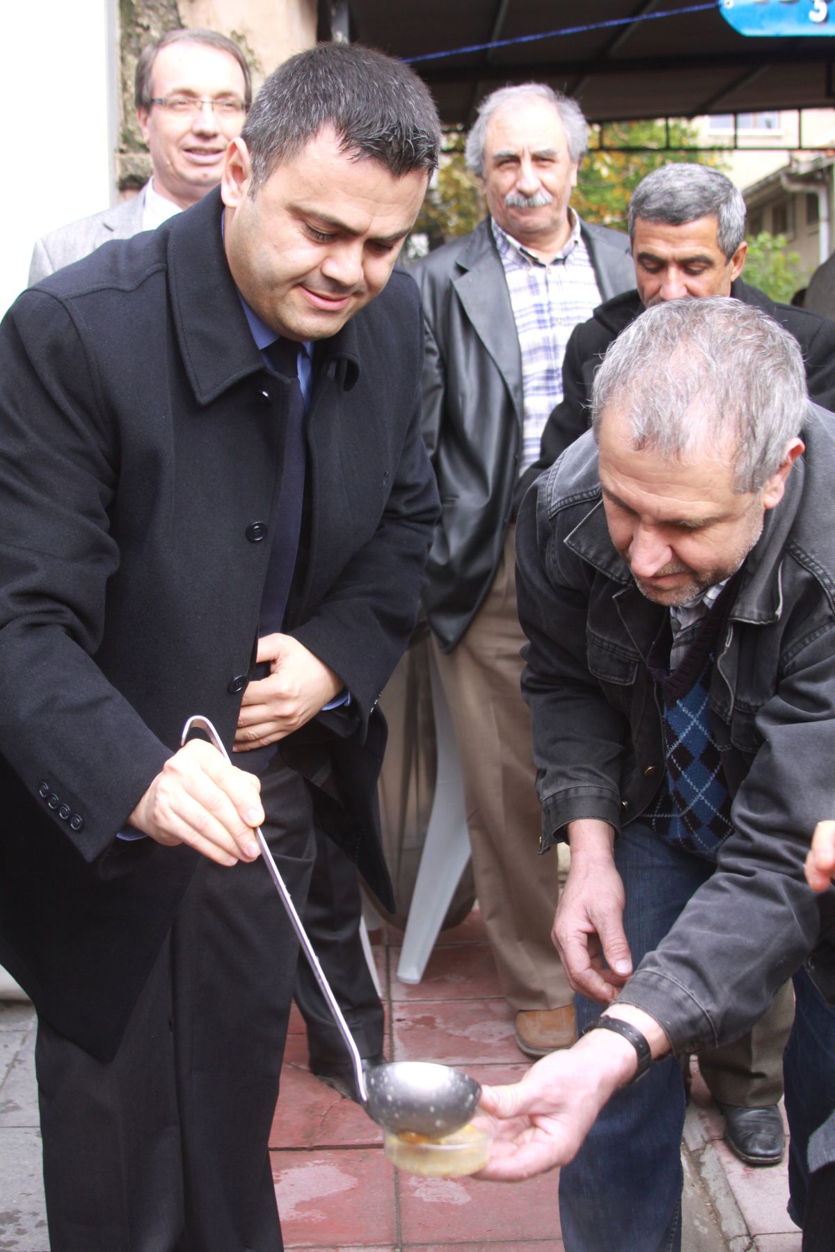 Saruhanlı Belediyesi Vatandaşa Aşure Dağıttı