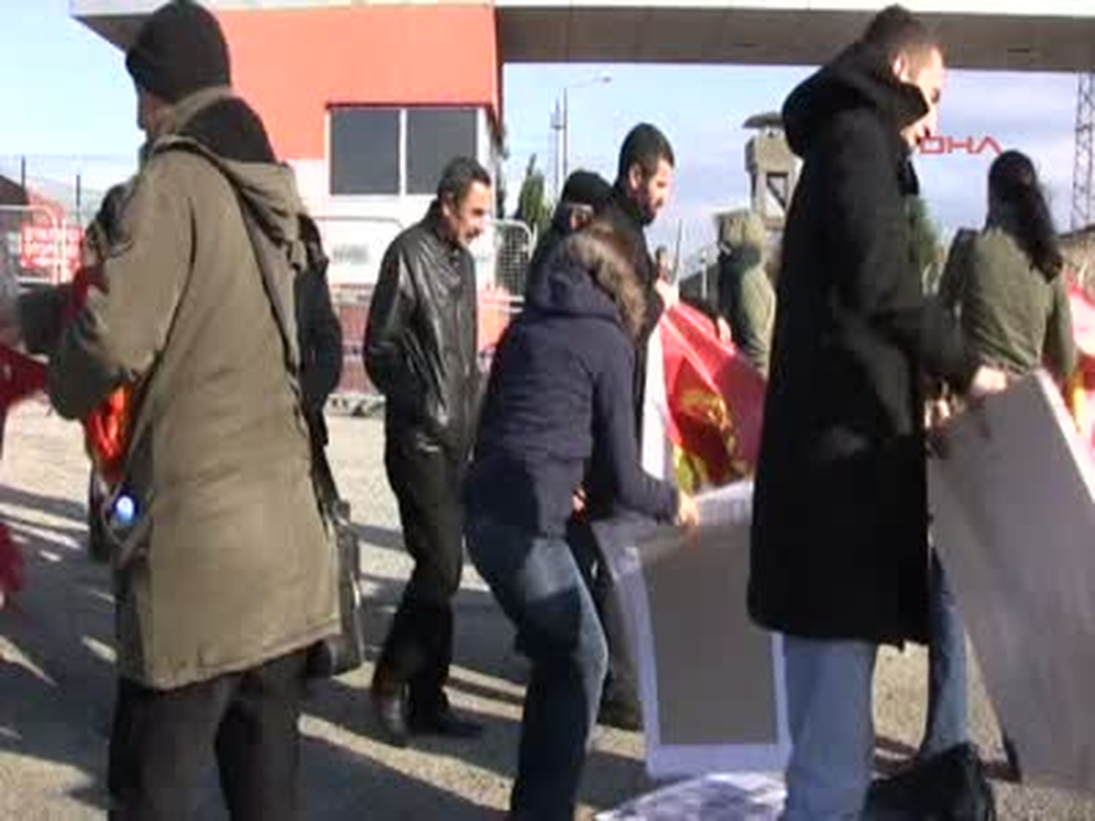 Tekirdağ Grup Yorum\'dan Tutuklu Arkadaşlarına Cezaevi Önünde Destek Konseri