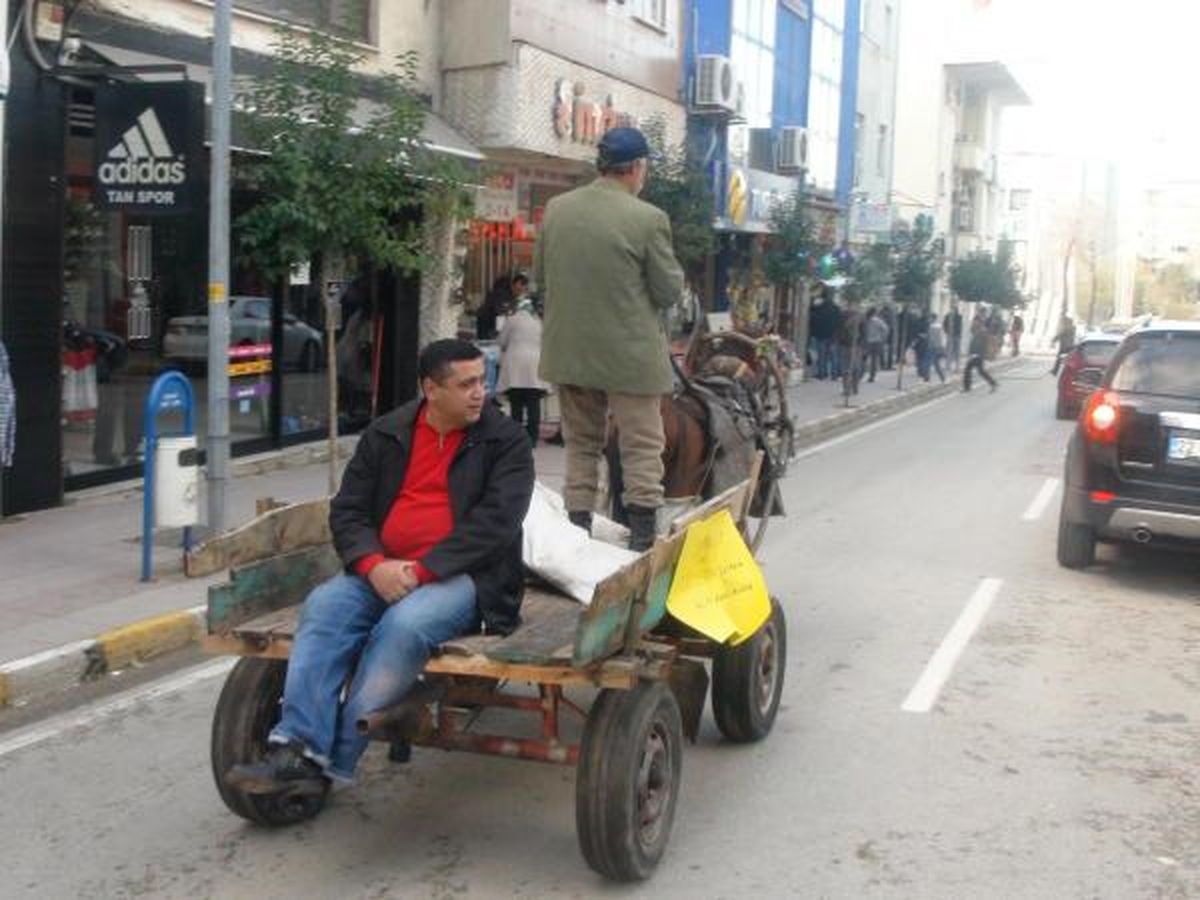 Toplu Ulaşıma Dikkat Çekmek İçin At Arabasıyla Tur Attı