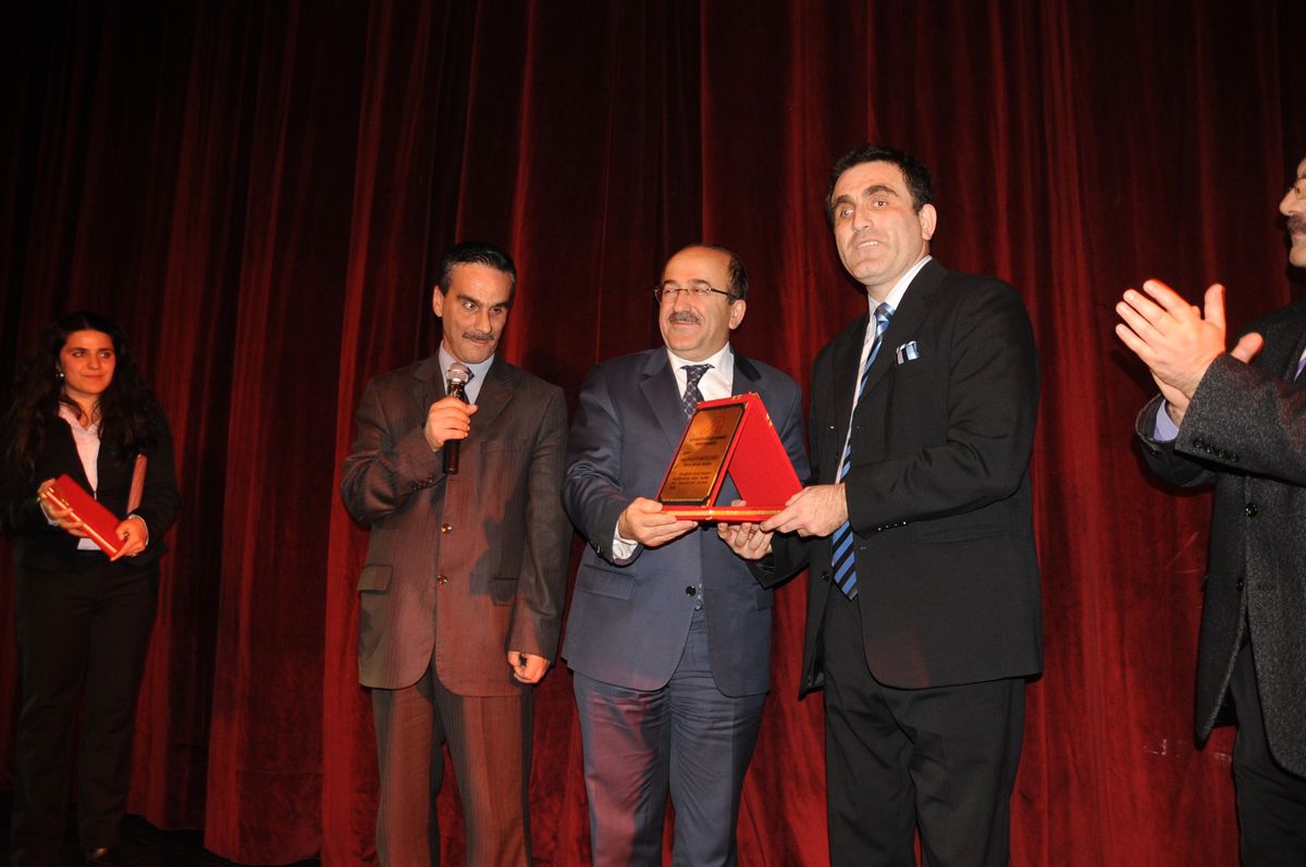 Vali Kızılcık Engelliler Tarafından Sergilenen Tiyatro Gösterisine Katıldı