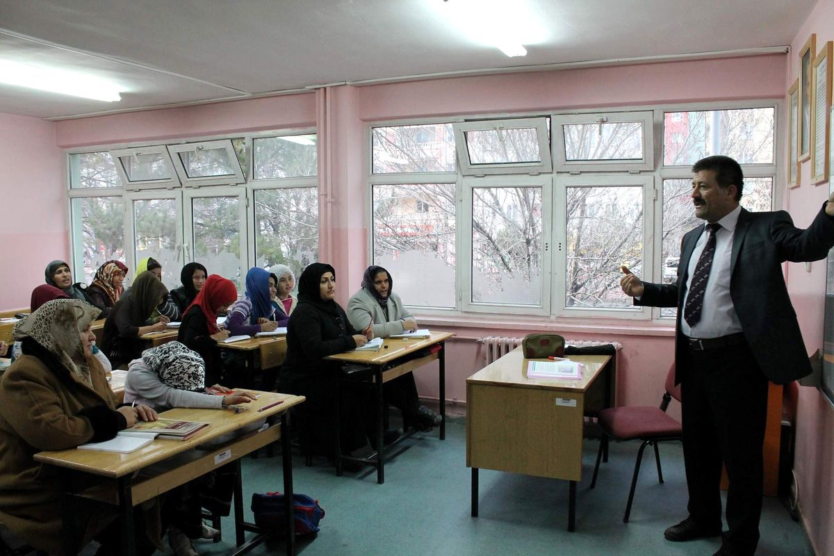 Afgan Mülteciler Türkçe Öğrenıyor