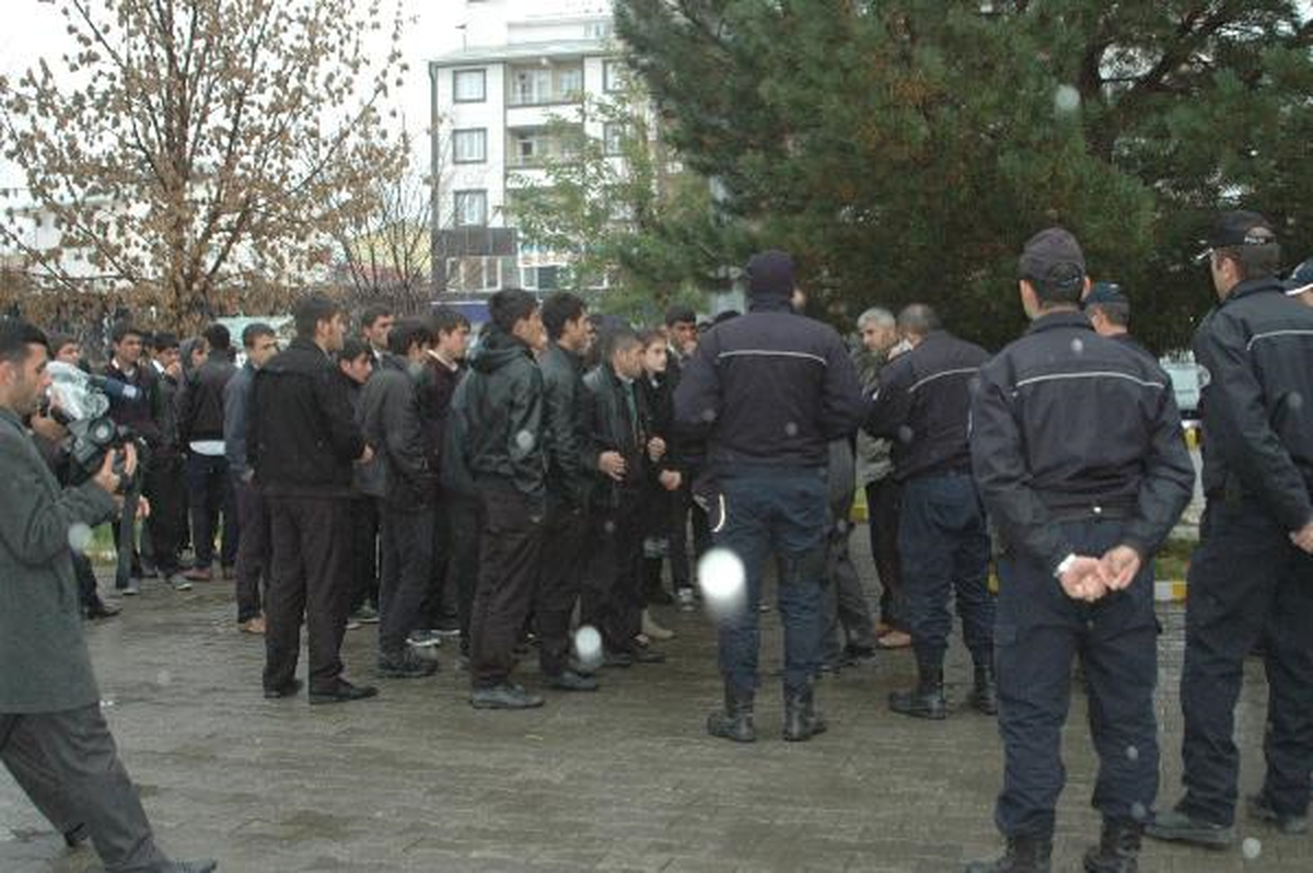 Arkadaşlarının Okuldan Uzaklaştırılmasını Hırka Yakarak Protesto Ettiler