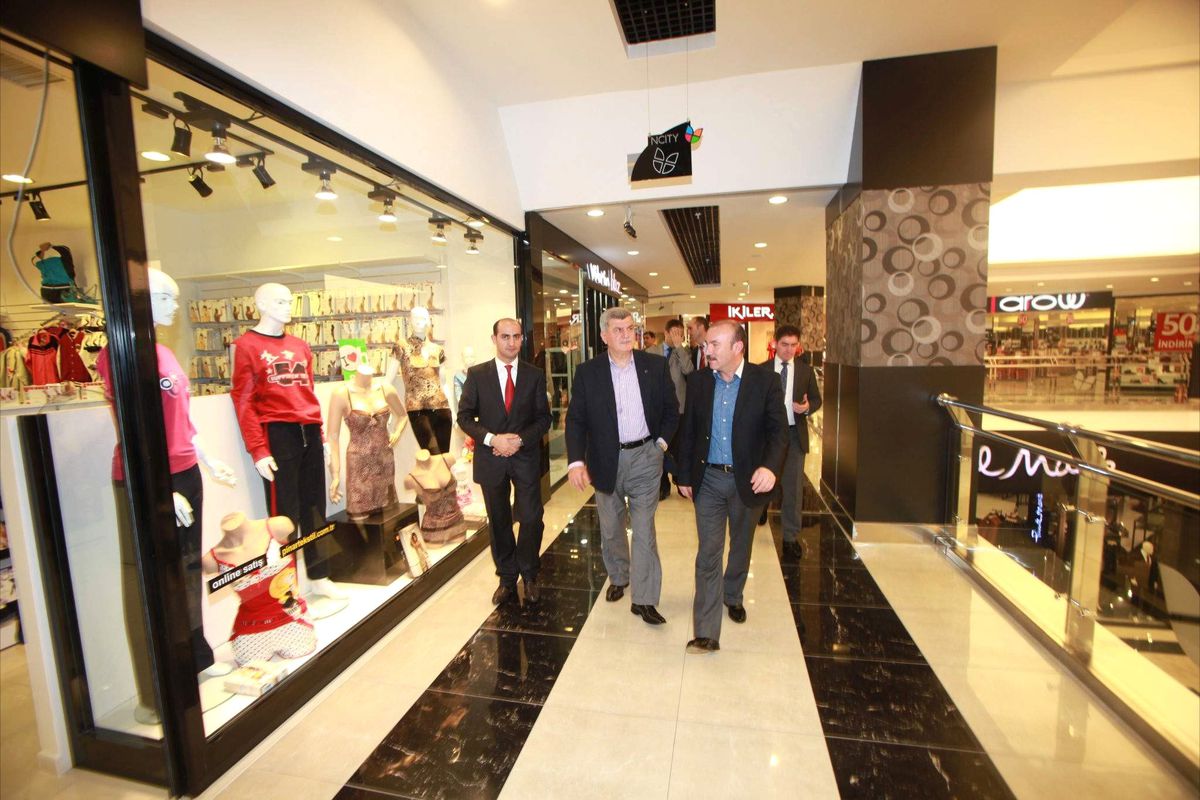 Başkanlar Yanan Alışveriş Merkezini Gezdi