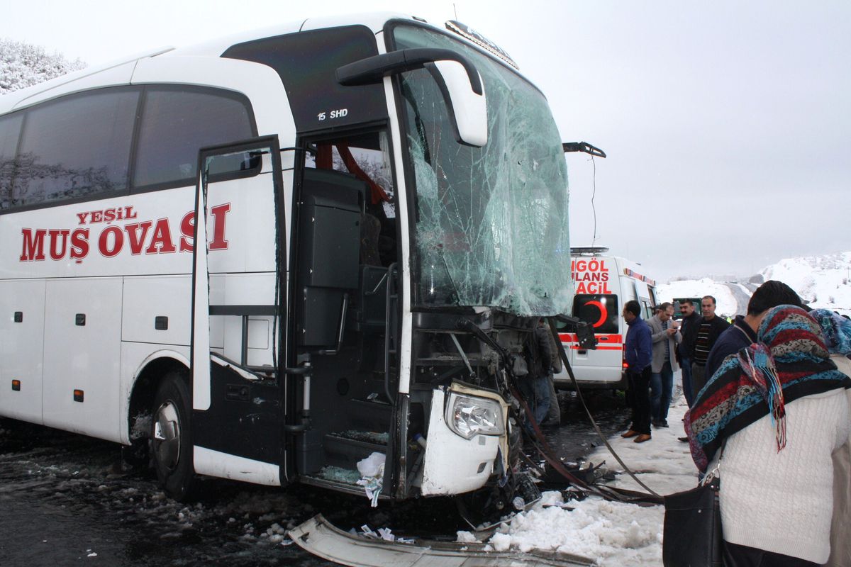 Bingöl\'de Trafik Kazası : 16 Yaralı