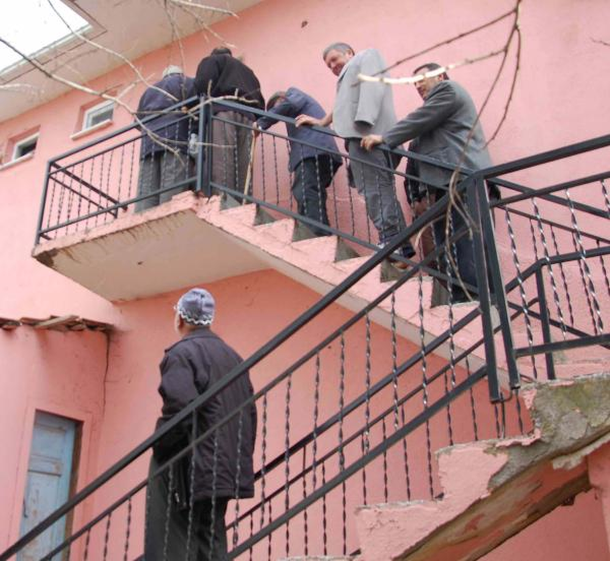 Cami Ağı Hasarlı, Namazı Muhtarlık Binasında Kılıyorlar