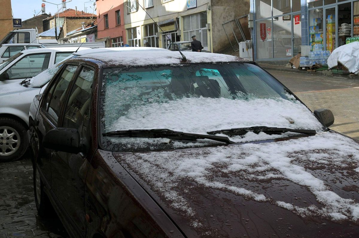 Çelikhan\'a Mevsimin İlk Karı Düştü