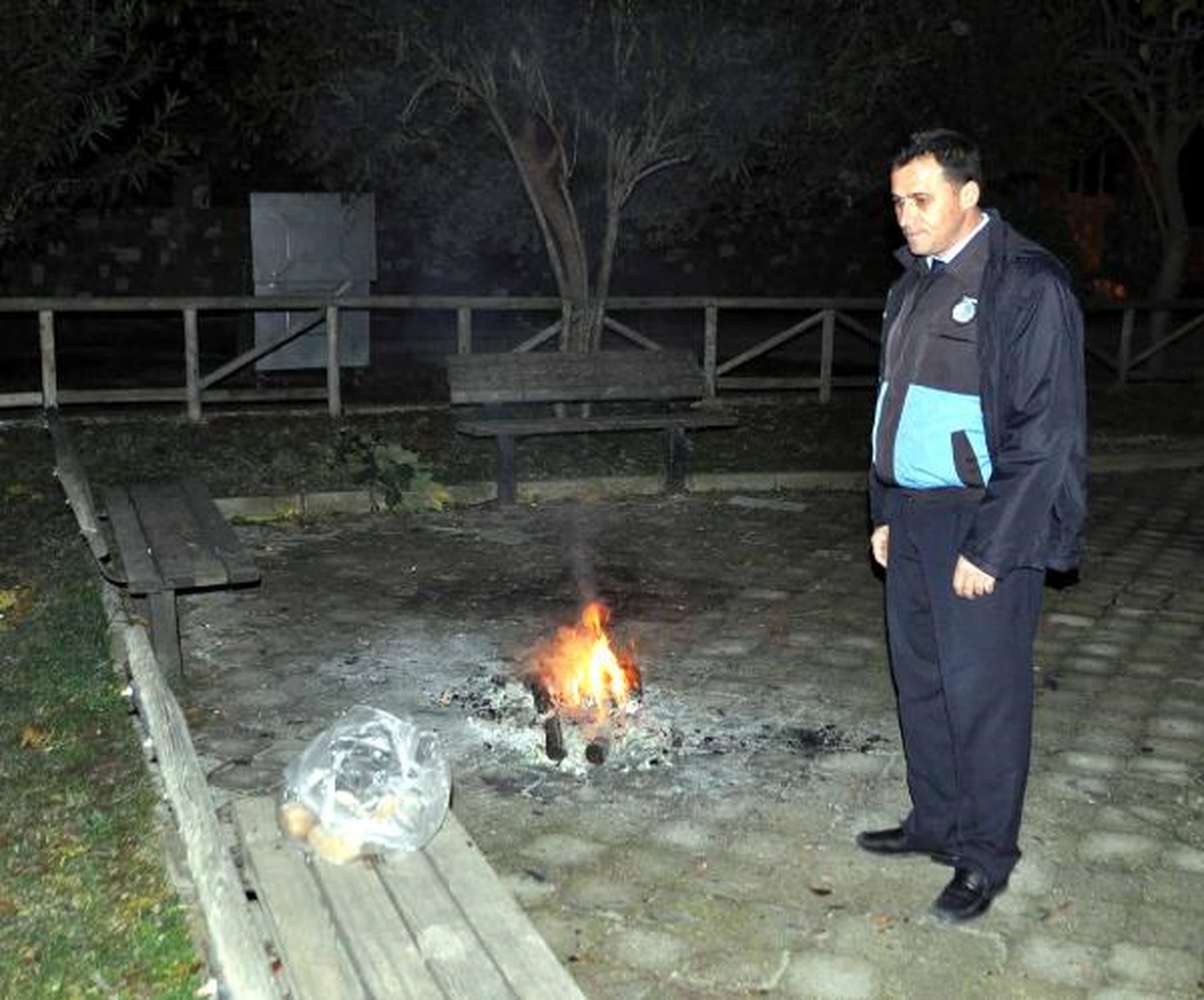 Çocuk Parkının Korkuluklarını Yaktılar, Üzerinde Patates Pişirdiler