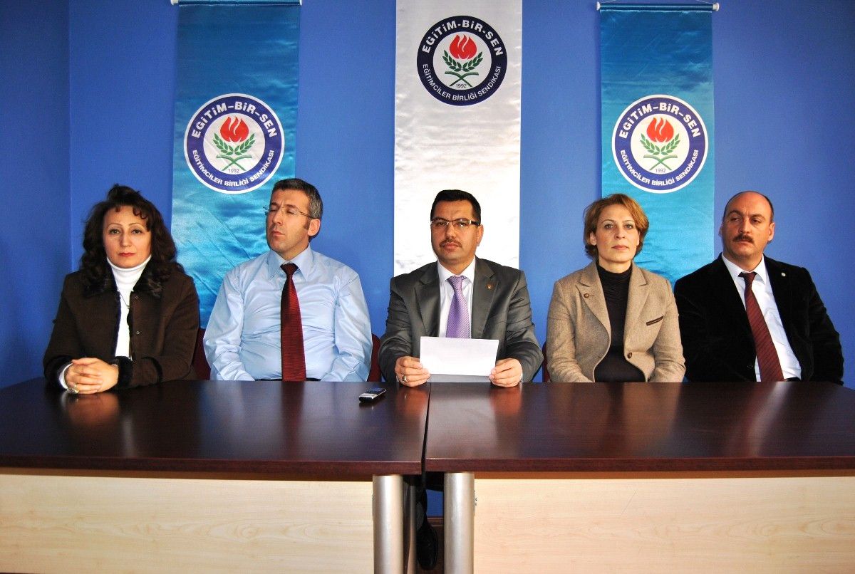 Eğitim-Bir-Sen\'den Yeni Kıyafet Yönetmeliğine Destek