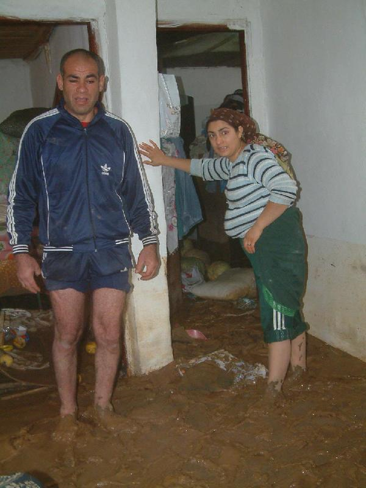 Evlerini Su Basan Aile Çatıya Çıkarak Kurtuldu