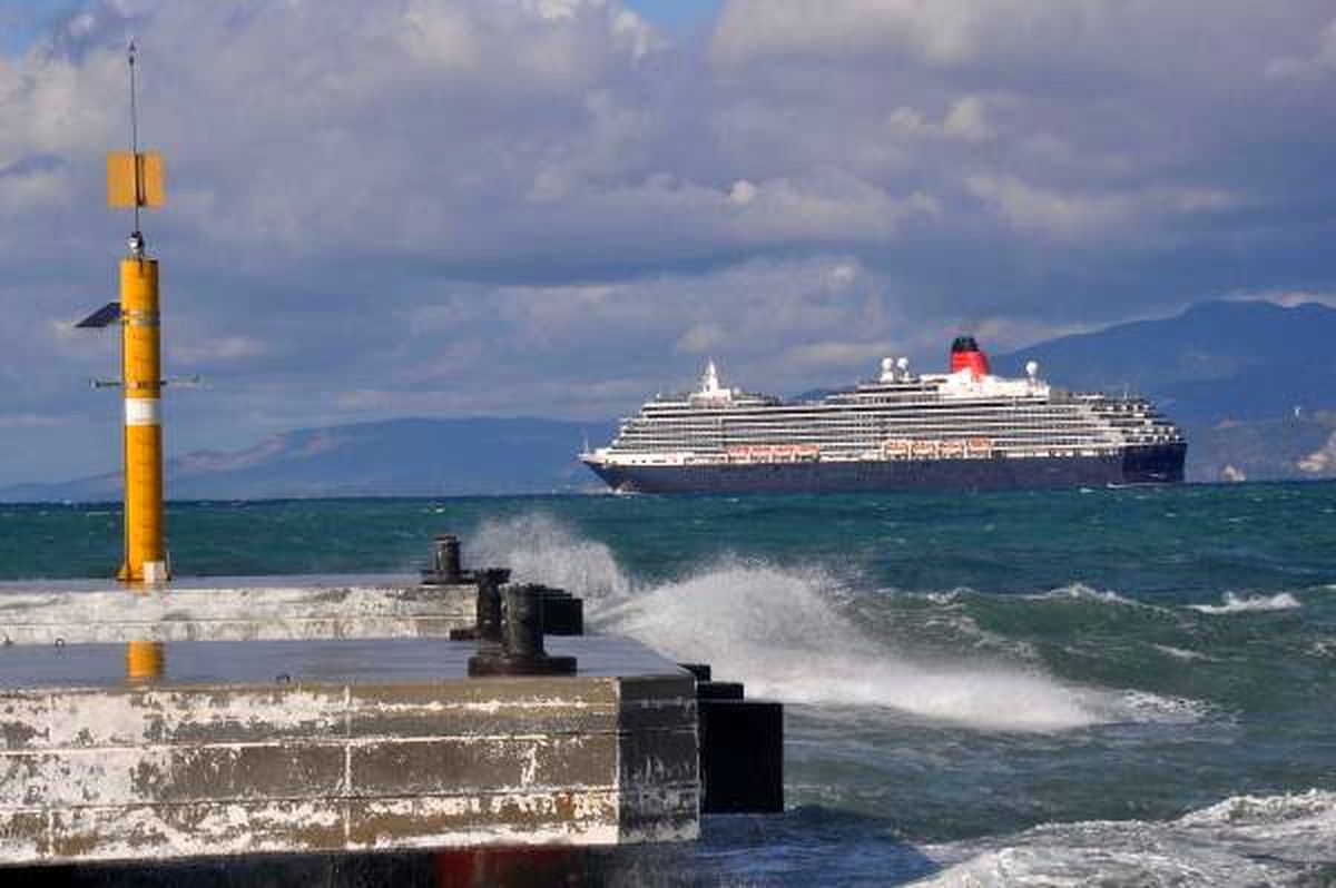 Fırtınada Kuşadası\'na Sığınan Gemiden İnen İngiliz Turist Kalp Krizinden Öldü