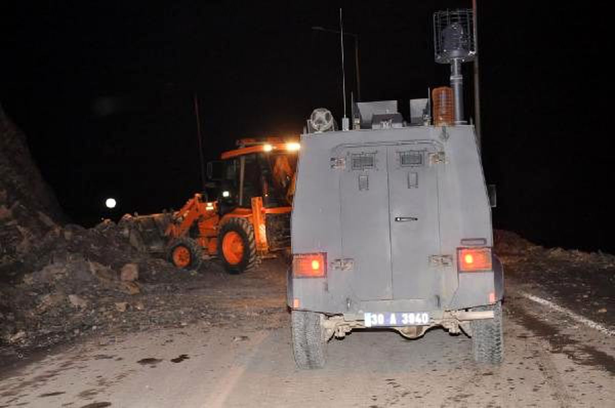 Hakkari-Van Karayolu Kaya Düşmesi Nedeniyle Ulaşıma Kapandı