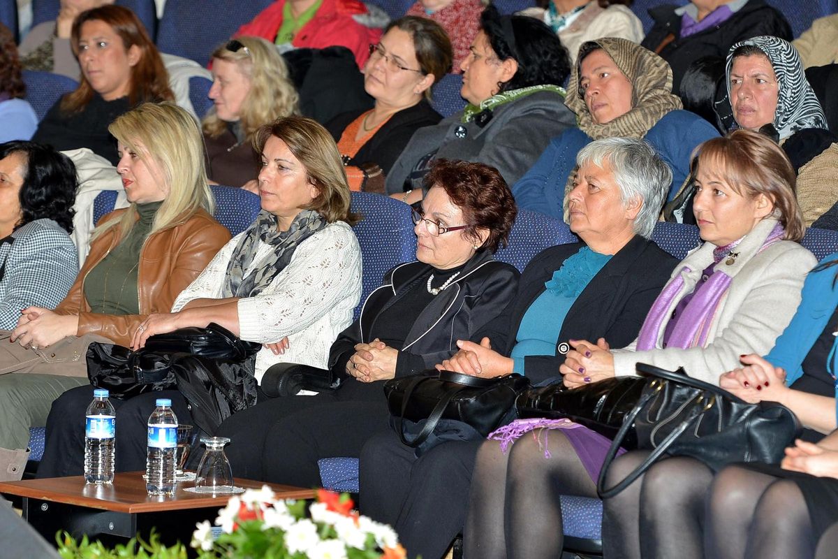 İzmir\'de "Kadın ve Siyaset"