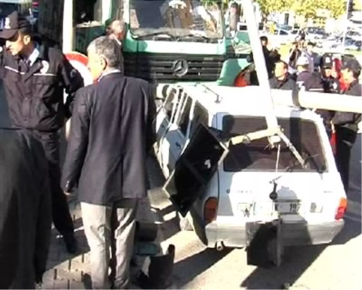 Kamyonun Çarptığı Aydınlatma Direği Otomobilin Üzerine Düştü: 3 Yaralı