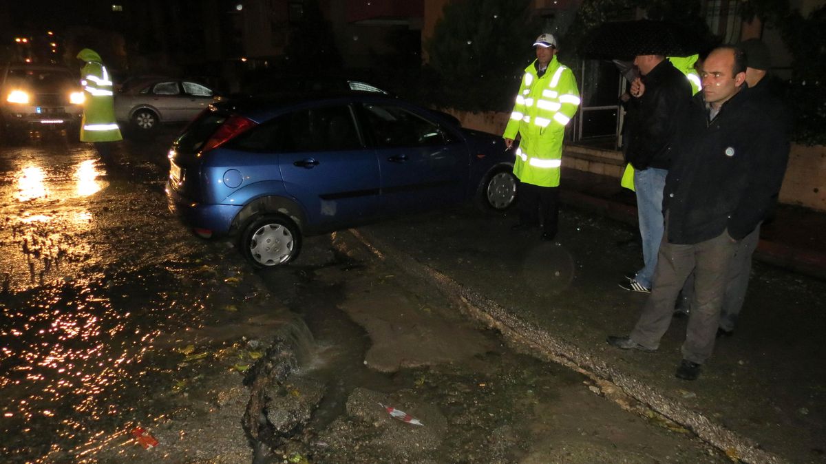 Kanal Yağmurda Çöktü, Araçlar Mahsur Kaldı