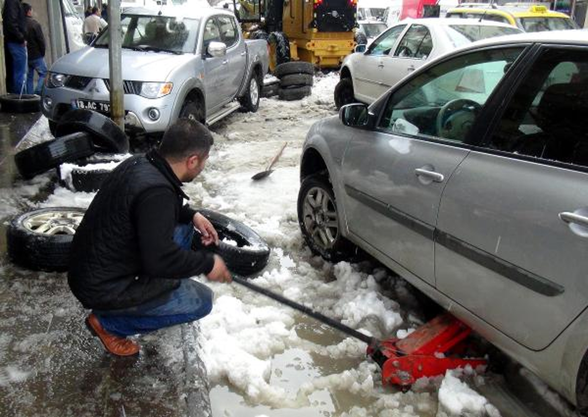 Kar Yağınca Lastikçiler Fazla Mesai Yaptı