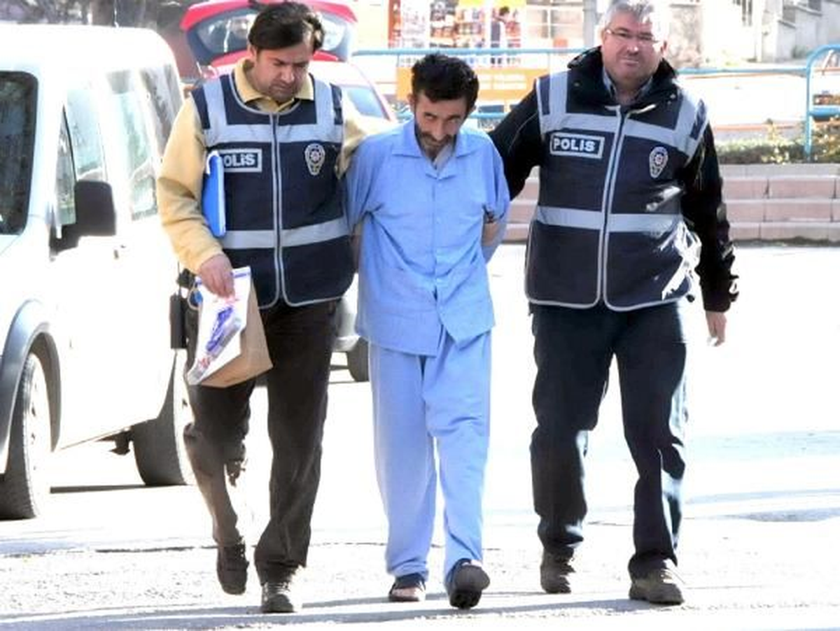Karısını Öldüren Zanlı Pijamayla Adliyeye Getirildi