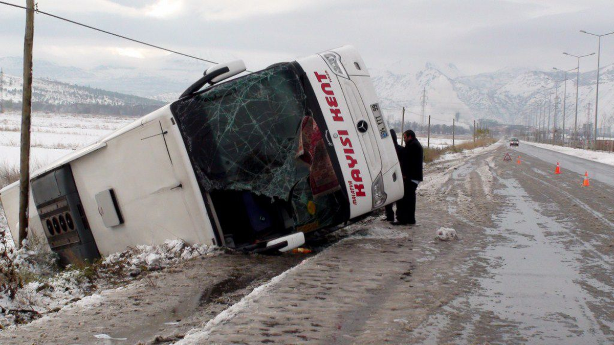 Kayseri\'de Yolcu Otobüsü Devrildi: 15 Yaralı
