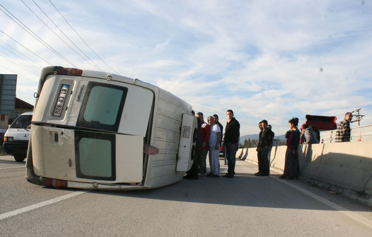 Minibüs Yan Yatınca Sürücü Yaralandı