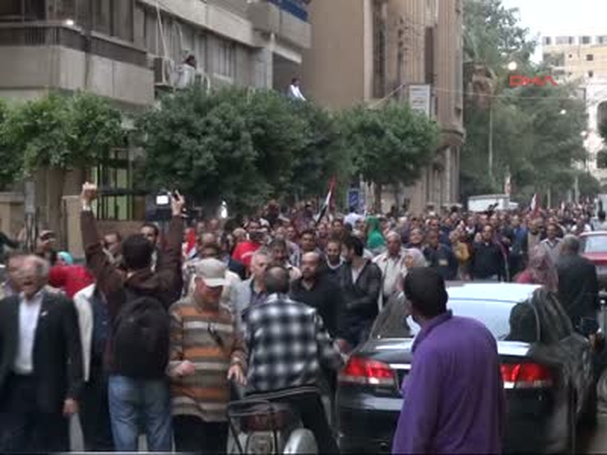 Mursi Karşıtları Cumhurbaşkanlığı Sarayı\'nın Önünde Toplanıyor Ek