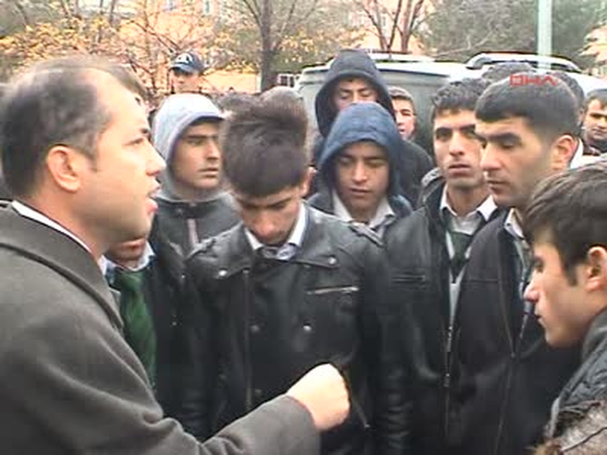 Muş Arkadaşlarının Okuldan Uzaklaştırılmasını Hırka Yakarak Protesto Ettiler.