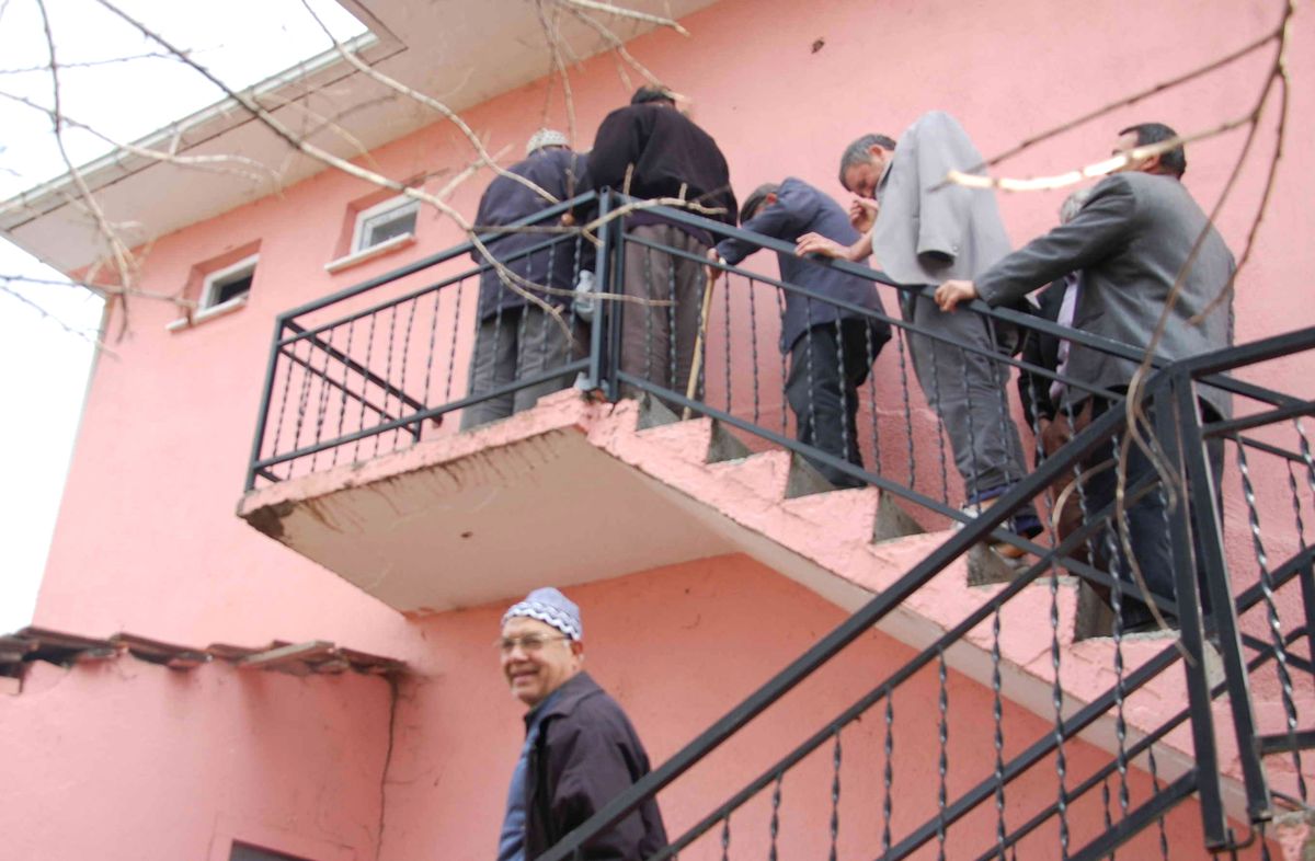 Namazlarını Muhtarlık Binasında Kılıyorlar