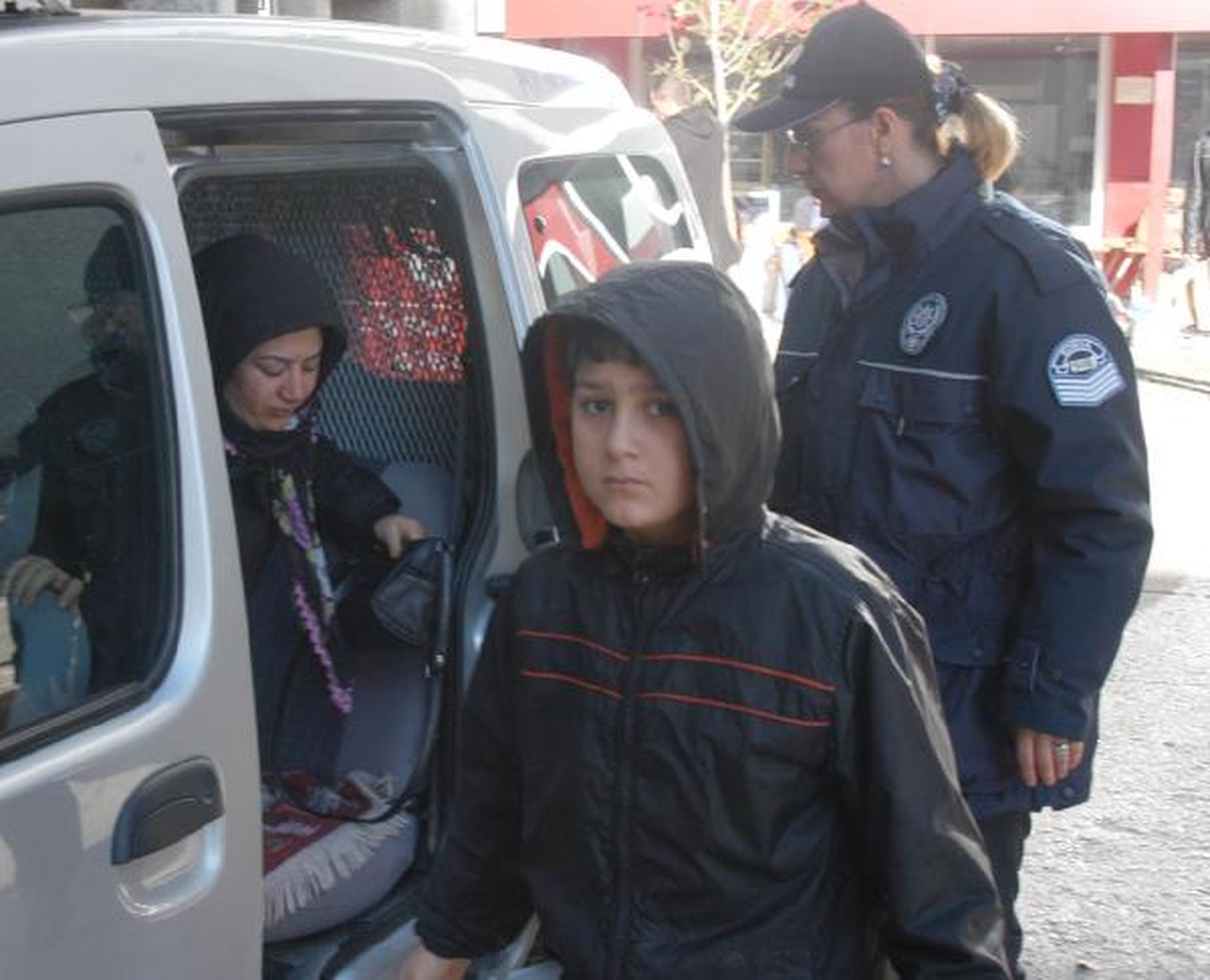 Oğlunun Gözü Önünde Eşini Dövdü