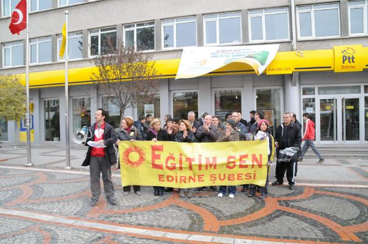 Okullarda Serbest Kıyafete, Eğitim- Sen Üyelerinden Eşofmanlı Tepki