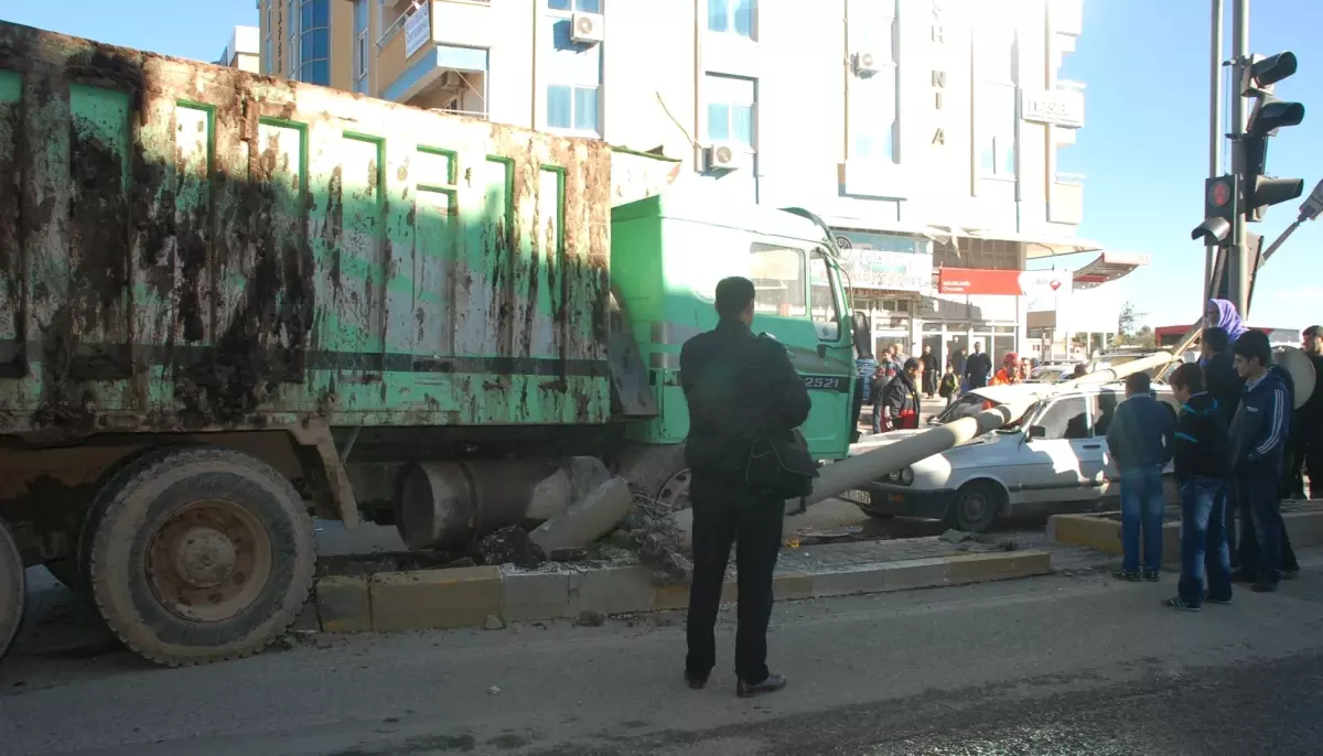 Şanlıurfa Kamyonun Çarptığı Aydınlatma Direği Otomobilin Üzerine Düştü: 3 Yaralı
