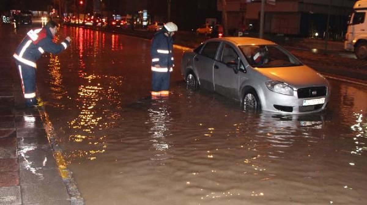 Sarıyer\'de İSKİ Vanası Patladı, Cadde Sular Altında Kaldı…