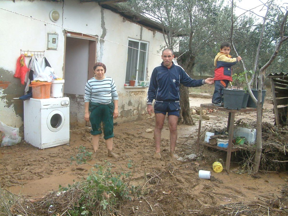 Sel Sularından Çatıya Çıkarak Kurtulan Aile Perişan