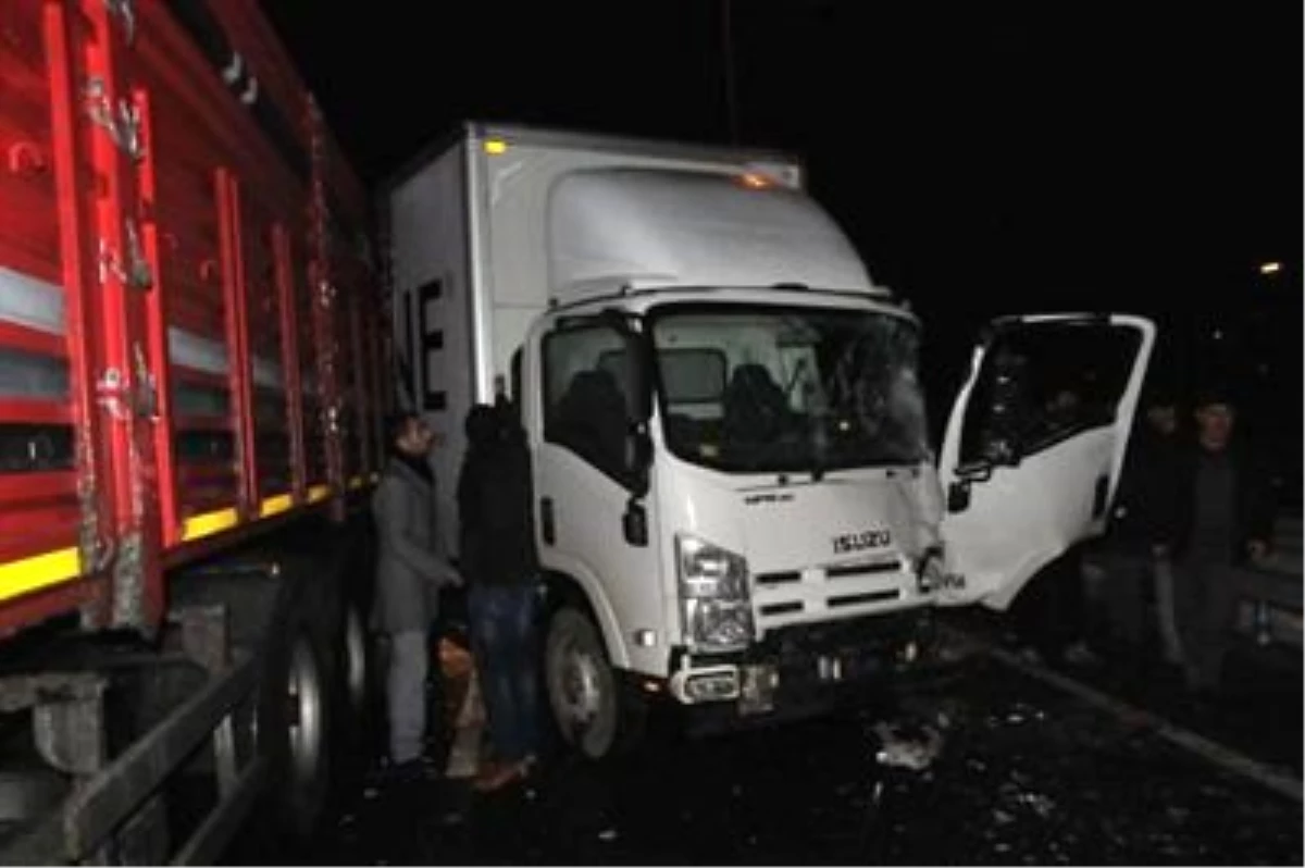 Sivas\'ta Zincirleme Kazalarda 10 Kişi Yaralandı