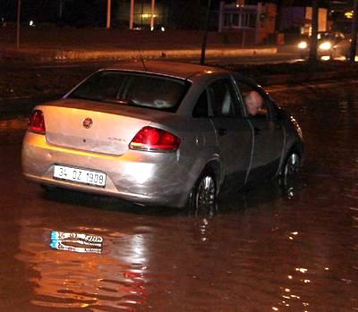 Su Borusu Patladı Ortalık Savaş Alanına Döndü