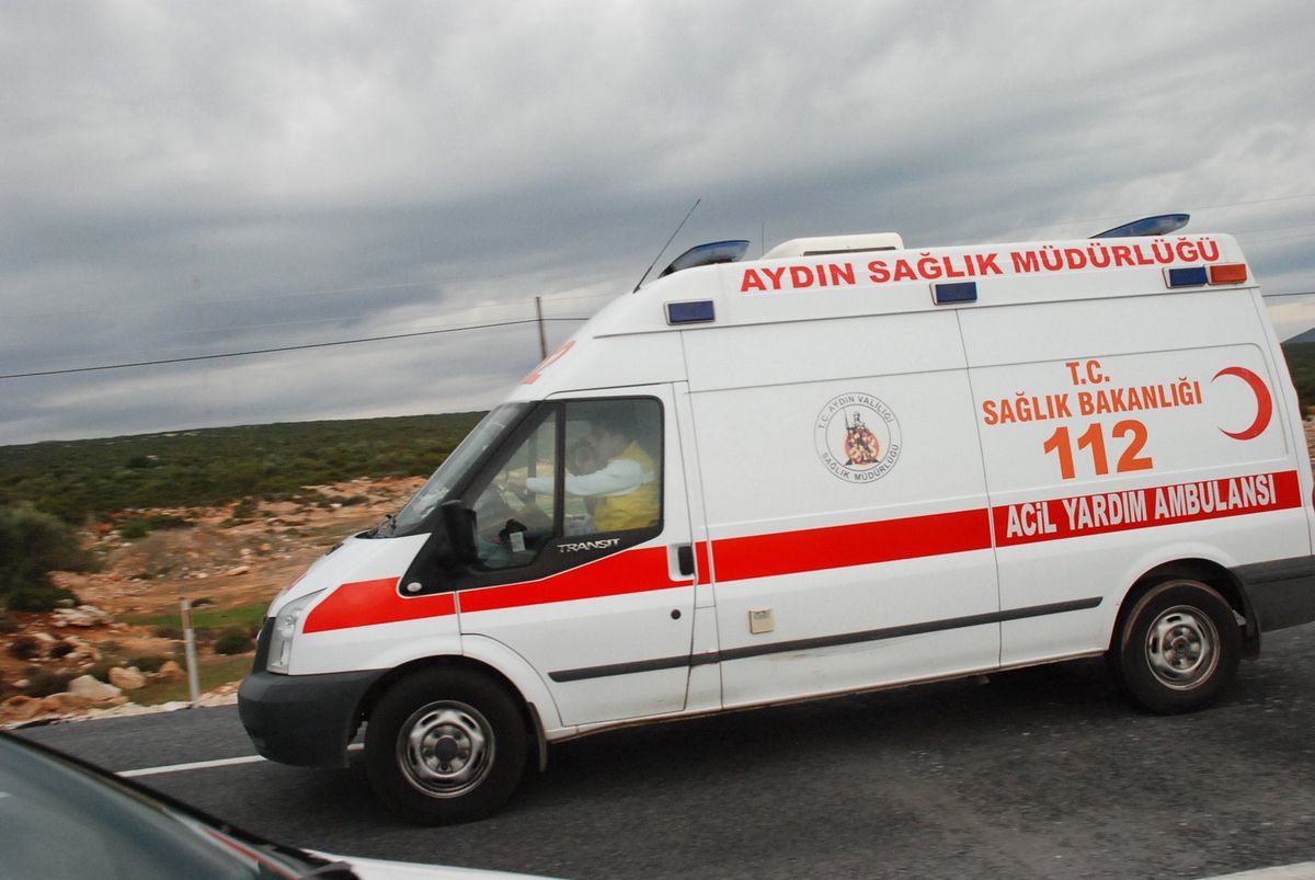 Tekerleği Patlayan Harfiyat Yüklü Kamyon Devrildi