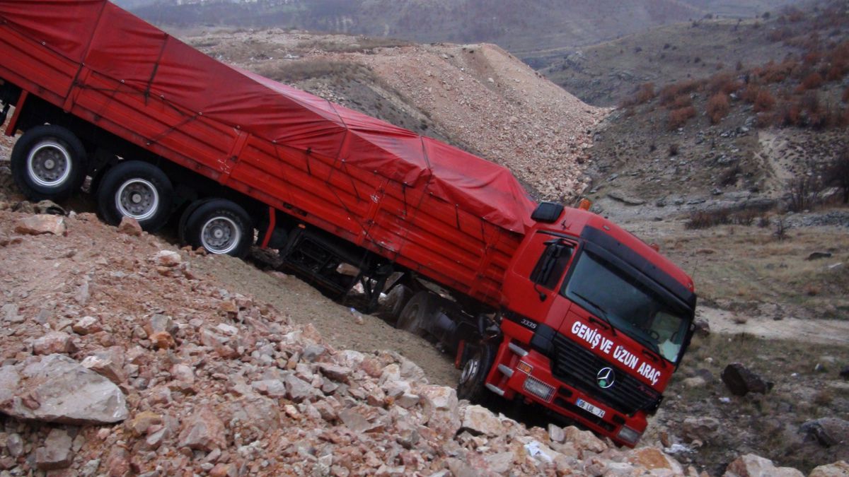 Tır Şarampole Yuvarlandı