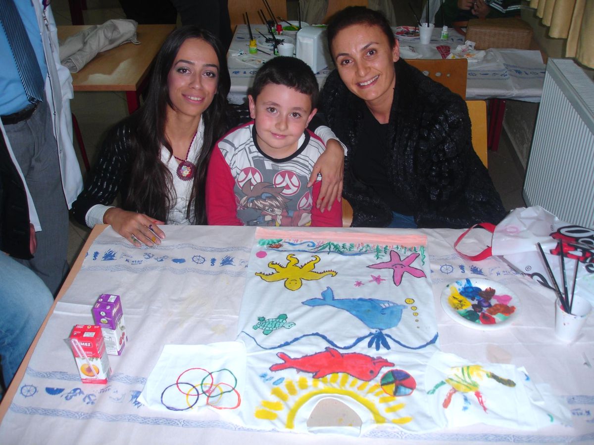 Veliler ve Öğrenciler, Okulda Tişört Boyadı