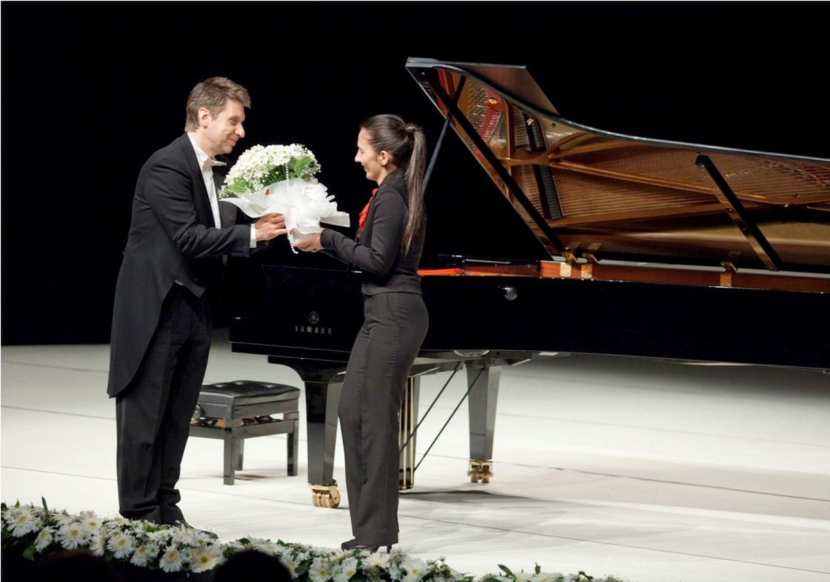 Yunan Piyanist Pappas\'tan "Kara Toprak" Yorumu