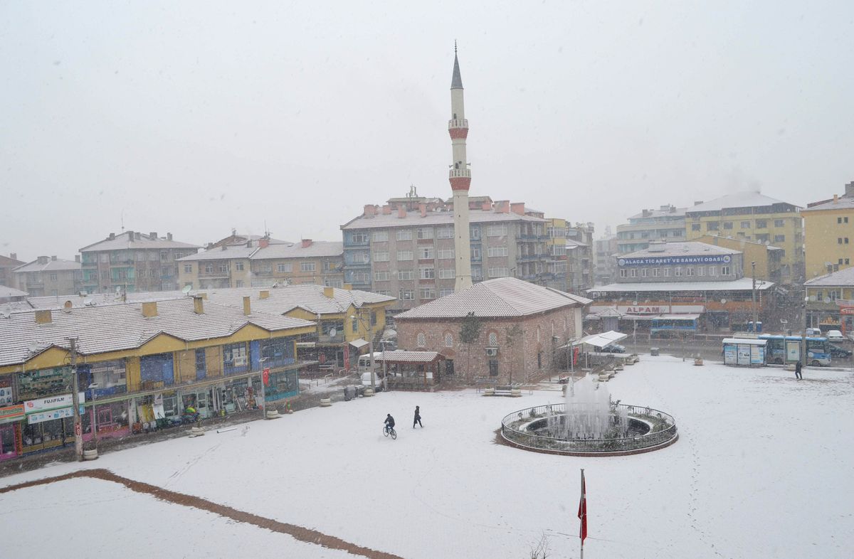 Alaca\'ya Yılın İlk Karı Yağdı
